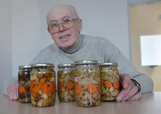 Mykolog Josef Sedláek se svými nakládanými houbami.