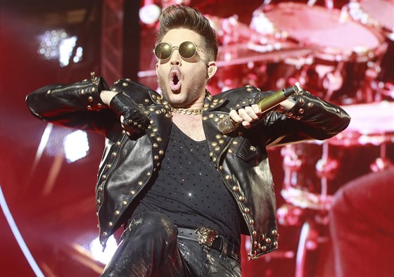 Zpěvák Adam Lambert na koncertě, který Queen odehráli 17. února 2015 v pražské...