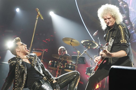 Zpěvák Adam Lambert a kytarista Brian May na koncertě, který Queen odehráli 17....