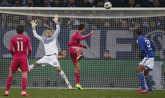 REAL MADRID SE UJÍMÁ VEDENÍ. Cristiano Ronaldo (uprosted) pekonává hlavou...