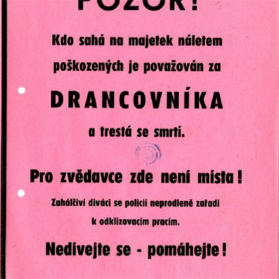 Plakát vylepovaný v Praze po náletu s hrozbou policejního prezidenta přísného...