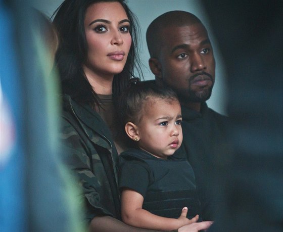 Kim Kardashianová, Kanye West a jejich dcera North (New York, 12. února 2015)