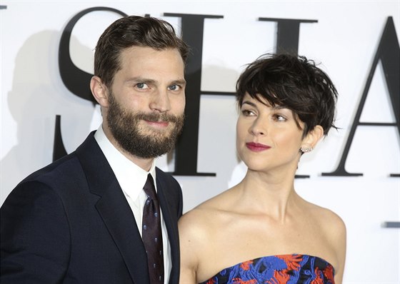 Jamie Dornan a jeho manelka Amelia Warnerová (Londýn, 12. února 2015)