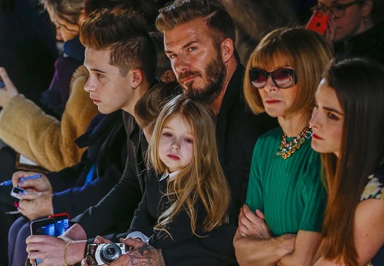 RODINNÝ PROGRAM. David Beckham se synem Brooklynem (vlevo) na pehlídce své manelky Victorie.