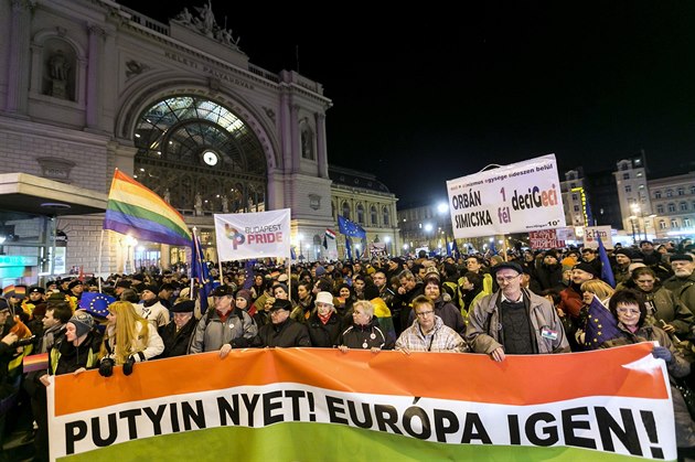 Na protesty dorazilo n�kolik set lidí. V �ele pr�vodu nesli transparent s...