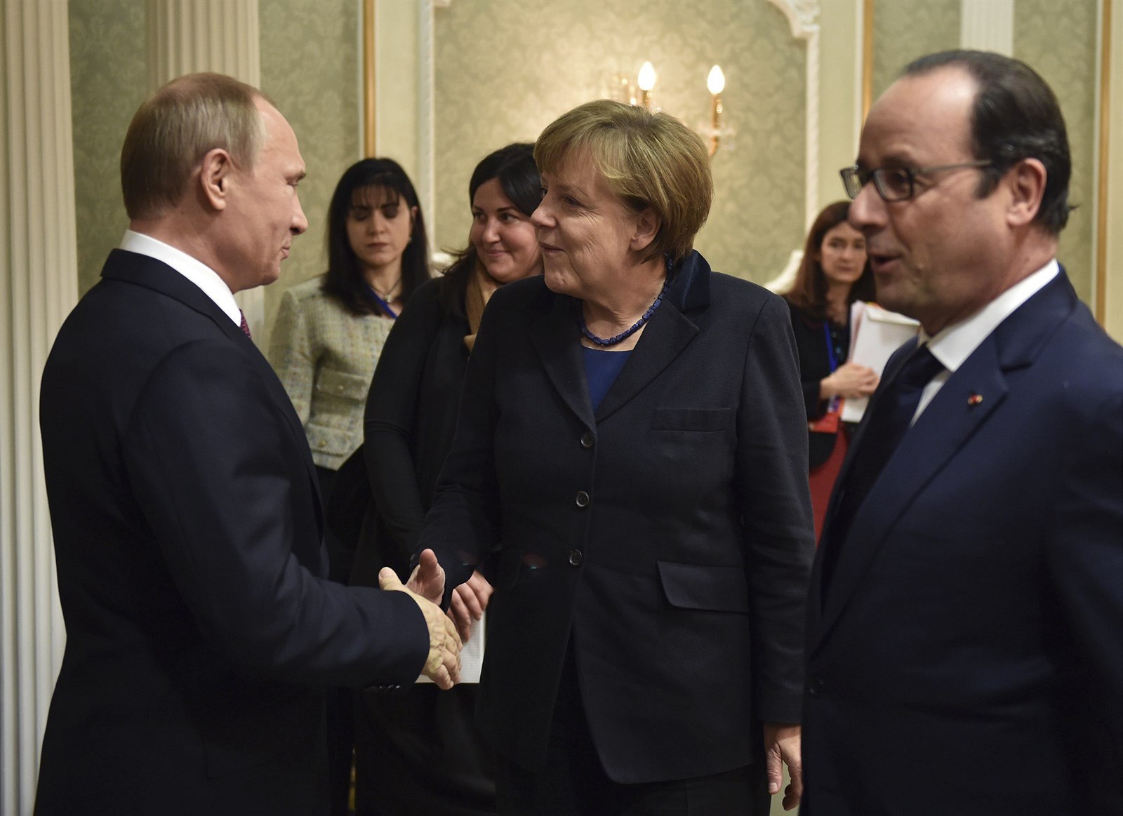 Vladimir Putin, François Hollande, Angela Merkelová na krátké sch�zce p�ed...