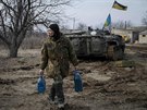 Ukrajinský voják u Debalceve (9. února 2015)