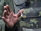 Ukrajinský voják u msta Debalceve ukazuje svj talisman pro tstí (15. února...