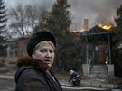 Hořící dům v Artěmivsku, který zasáhla dělostřelecká palba (15. února 2015)