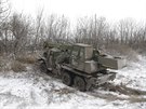 Vozidlo ukrajinské armády, které uvázlo na cest z Artmivsku do Debalceve (17....