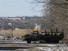 Trosky nákladního automobilu ukrajinské armády nedaleko Debalceve (17. února...