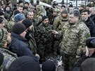 Ukrajinský prezident Poroenko hovoí s ukrajinskými vojáky v Artmivsku (19....