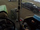 Z pohledu farmáe sedícího za volantem traktoru