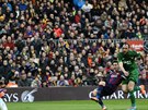 Lionel Messi dává druhý gól Barcelony v souboji s Levante.