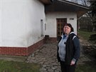 Jarmila Kíová ped domkem v Horním Jietín, kam se s manelem odsthovali...