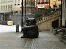 Neznámý vandal pokodil sochu erta ped karlovarskou Trní kolonádou.