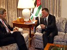 Americký ministr zahranií John Kerry (vlevo) jednal s jordánským králem...