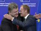 Ukrajinský prezident Poroenko (vlevo) a éf Rady Evropy Tusk na jednání v...