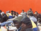 Zachránní uprchlíci v italské Lampeduse (16. února 2015).