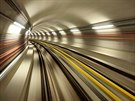 První souprava projídí tunelem mezi hotovými novými stanicemi metra linky A.