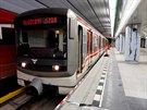 Prvn� zku�ebn� souprava v nov� stanici linky metra A N�dra�� Veleslav�n...