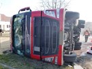 Nehoda kamionu s obilím v Podivín na Beclavsku (16. února 2015).