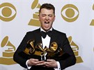 HUDEBNÍ HVĚZDA. Zpěvák Sam Smith pózuje se čtyřmi cenami Grammy. Stal se...