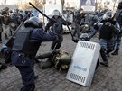 Poádkoví policisté bijí jednoho z ukrajinský demonstrant na Majdanu. (18....