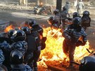 Ukrajintí policisté po zásahu molotovovým koktejlem na kyjevském Majdanu. (18....