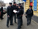 Policisté ped kontrolou bazaru v Michli.