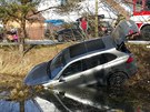 Porsche Cayenne S sjelo do rybníku poblí dolní stanice lanovky ve Skiareálu...