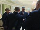 Prezidenti Putin a Poroenko si podávají ruce na summitu v Minsku. (11. února...