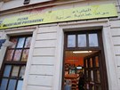 Na teplick� obchod s arabsk�m zbo��m za�to�il vandal (14. �nora 2015).