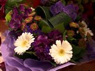 Kytice v letoní módní fialové: dominantnímu stedovému kvtu orchideje Vanda...
