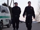Hlídkující policisté u skladu firmy Multiagro ve Slatin.