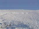 Zábr z vrtulníku na lavinu v Krkonoích
