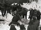 Záchranná akce v oblasti Bialy Jar na polské straně Krkonoš, kde lavina v 1968...