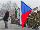 Prezident Milo Zeman se zdraví s vojáky v Hradci Králové (18.2.2015).