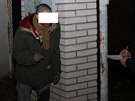 Táboit bezdomovc pod nemocnicí v Plzni na Borech v pondlí veer shoelo.