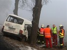 Na kluzké silnici na Prostějovsku havarovalo několik aut.