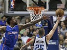 DeAndre Jordan (vlevo) z LA Clippers se pokouí zastavit Chandlera Parsonse z...