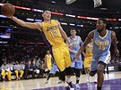 Jeremy Lin (vlevo) z Los Angeles Lakers zachrauje mí ve he bhem utkání s...