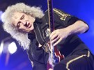 Brian May sóluje na koncert, který Queen odehráli 17. února 2015 v praské O2...