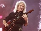 Brian May sóluje na koncert, který Queen odehráli 17. února 2015 v praské O2...