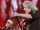 Bubeník Roger Taylor a kytarista Brian May na koncert, který Queen odehráli...