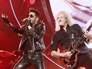 Zpvák Adam Lambert a kytarista Brian May na koncert, který Queen odehráli 17....