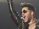 Zpvák Adam Lambert na koncert, který Queen odehráli 17. února 2015 v praské...