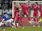 PÍMÝ KOP. Fotbalisté Realu Madrid blokují stelu Dennise Aoga ze Schalke.