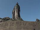 Nahlédli jsme do útrob pomníku Jana Husa v Praze