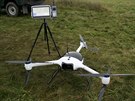 Prbh letu dronu Brus lze v pímém penosu sledovat v ídícím stanoviti.